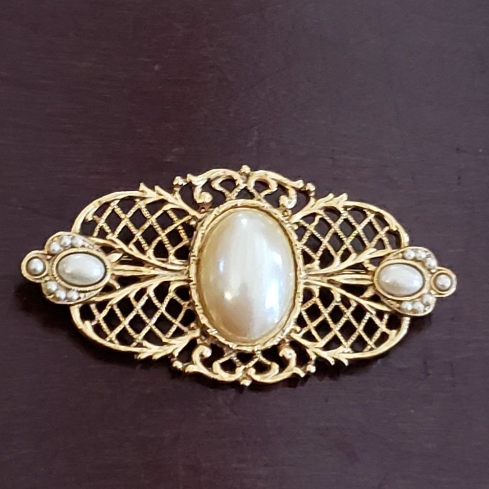 Lovely Vintage Pin Brooch Gold Tone Filigree Faux Cabochon Pearls C Clasp EUC - Picture 2 of 4